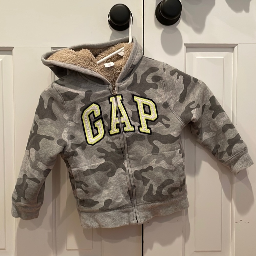Boys size 5 Gap Sherpa lined hoodie